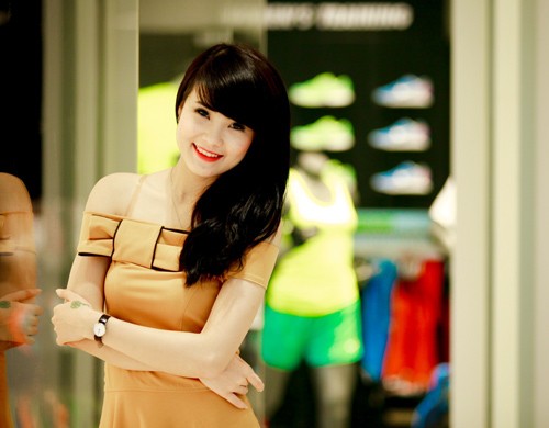 Khánh Chi cũng đang tham gia cuộc thi Hoa hậu Phụ nữ qua ảnh 2012.